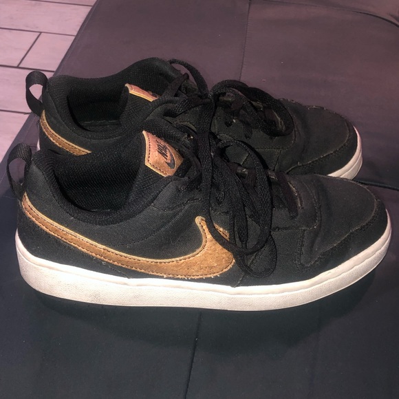 I’m saling shoes the brand is nike the size is 6.5 the colors black and white - Picture 1 of 4